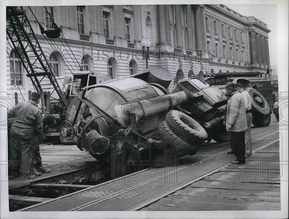 1959 Press Photo Old Senate Office Building Concrete Mixer Overturned - Historic Images