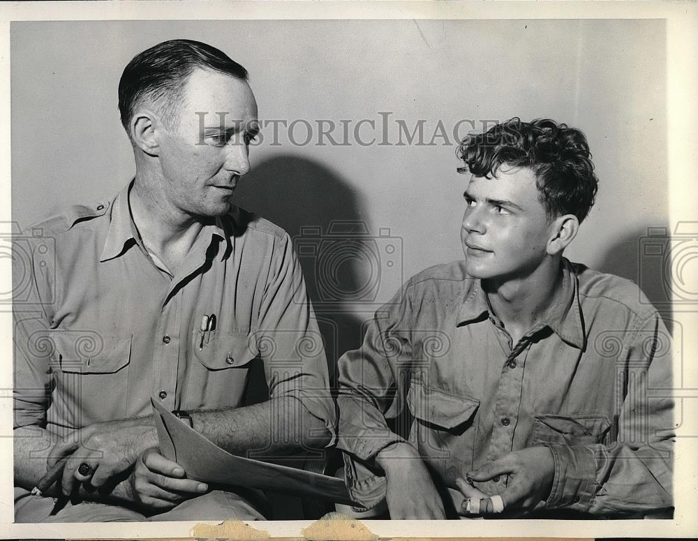 1943 Press Photo Robert Vanatta confessing to Sheriff Glenn Murphy after arrest - Historic Images