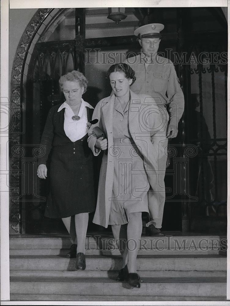 1944 Press Photo Frances Andrews &amp; Husband Frank Andrews Leaving Police Station - Historic Images