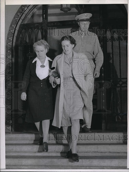 1944 Press Photo Frances Andrews & Husband Frank Andrews Leaving Police Station - Historic Images