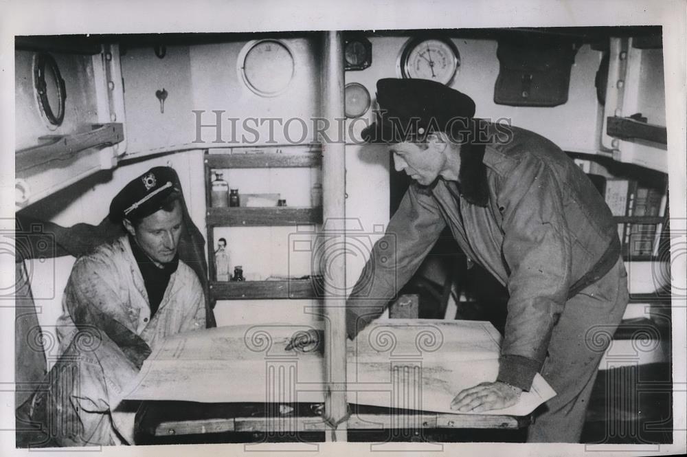 1946 Press Photo Robert McKinley and Walter Jumeski check charts for yacht - Historic Images