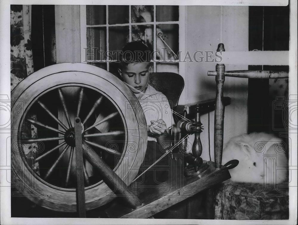 1947 Press Photo Twelvw Year Old Bill Geisler Of Waterloo, IA Spins Angora Woll - Historic Images