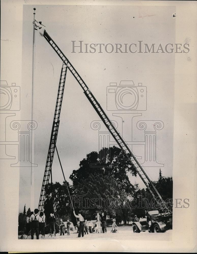 1941 Press Photo College of Pacific Sees Red Flag at Dawn, Capt Troke on Ladder - Historic Images