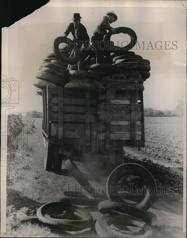 1940 Press Photo Farmers trying to protect their crops - neb41406 - Historic Images