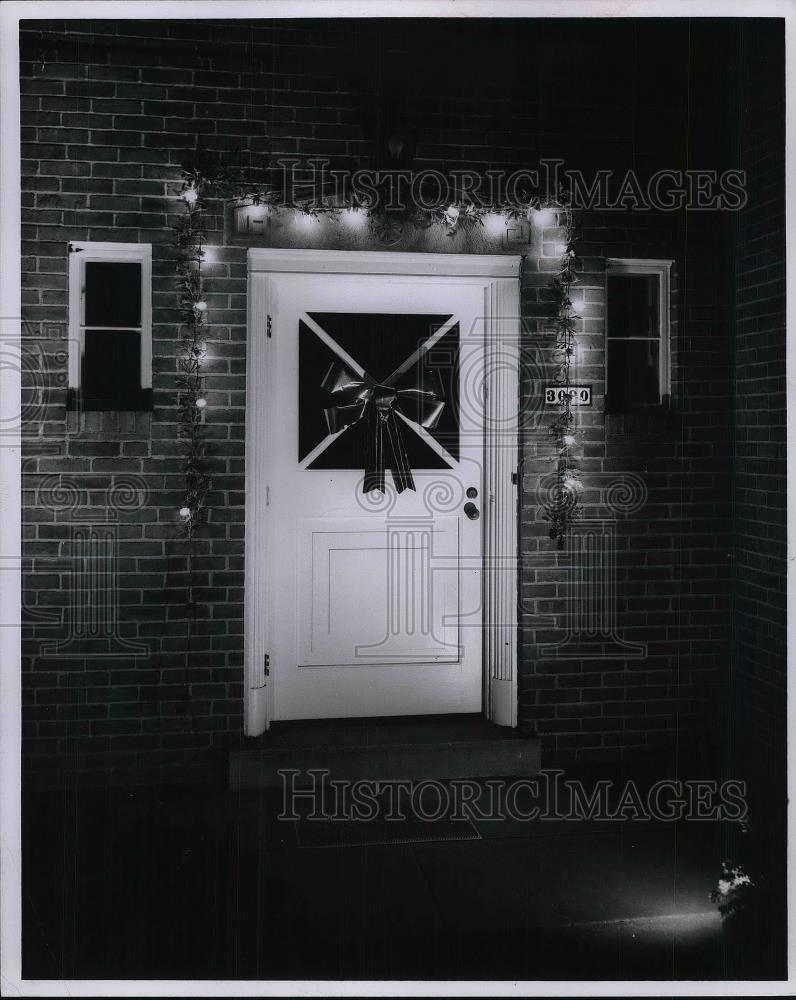 1965 Press Photo doorway decorated for Christmas, Cleveland, Ohio - Historic Images