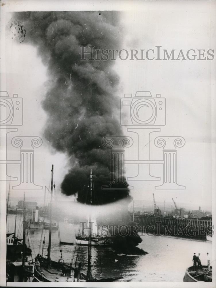 1937 Press Photo Blast and Fire destroy Yacht in Newhaven Harbor in England. - Historic Images