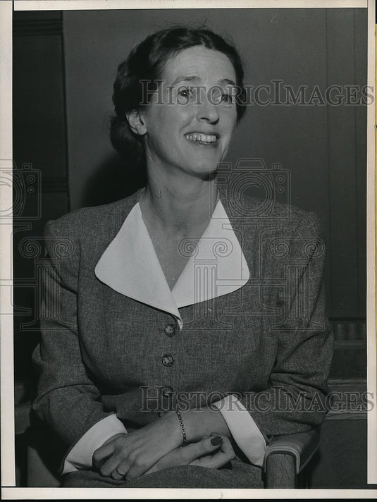 1944 Press Photo Frances Andrews preparing to stand trial in her own defense - Historic Images
