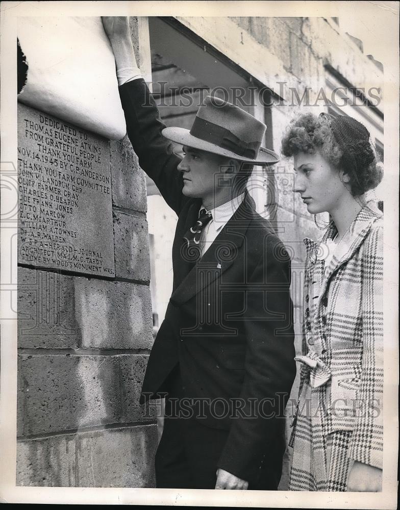 1945 Press Photo Gene Atkins the Spartanburg County Sharecropper with his wife - Historic Images