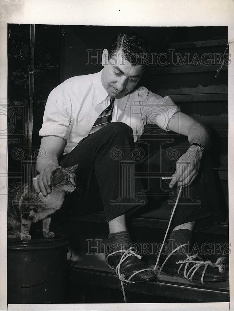 1944 Press Photo Joe Arcaro of Bronx New York exercising in his office - Historic Images