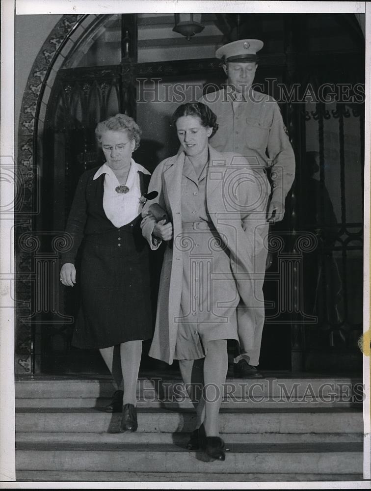 1944 Press Photo Mrs Florence Andrews and her Husband Frank leaving court - Historic Images