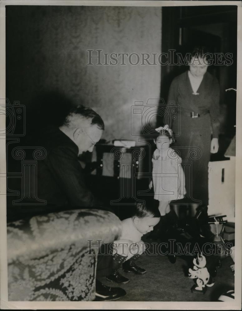 1934 Press Photo Gov Alf Landon of Ks & family in Topeka home - neb37681 - Historic Images