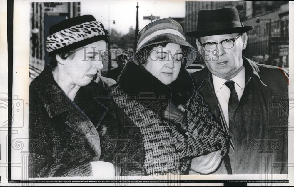 1961 Press Photo Mrs. Burnice Gieger charged with stealing $2 Million from bank - Historic Images