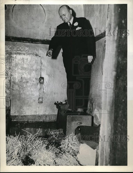 1942 Press Photo Coroner Dr. William Goddard Inspects Cell Joseph Anncenski Died - Historic Images