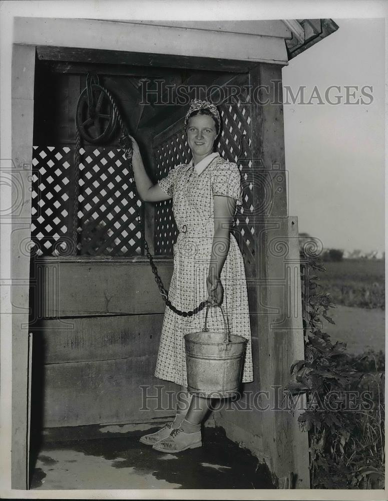 1939 Press Photo Catherine Gardner shows their Well at their farm in Garden City - Historic Images