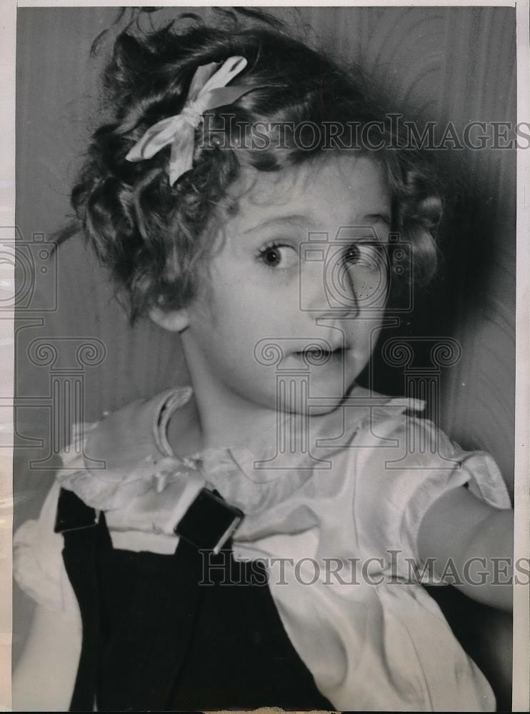 1940 Press Photo Carmen at Age Four, Mother Shot Foster Mother Mrs. W. Buchanan - Historic Images