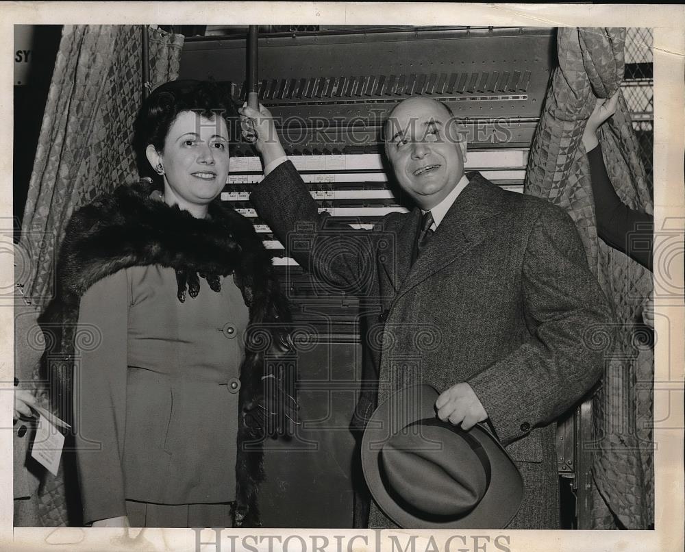 1943 Press Photo Judge Thomas Aurelio & Wife At Voting Machine In New York - Historic Images