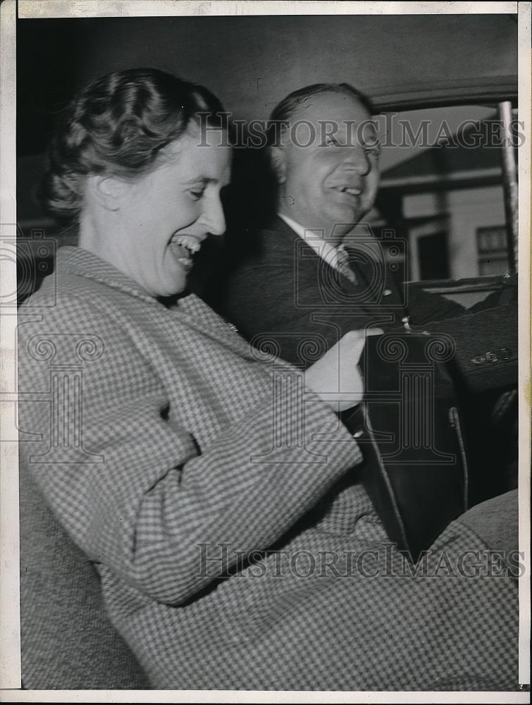 1944 Press Photo Frances &amp; Frank Andrews leaving court after she was aquitted - Historic Images