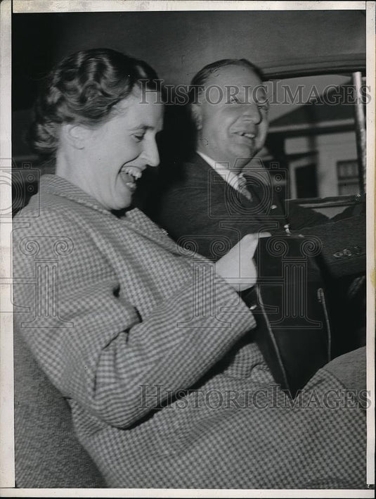 1944 Press Photo Frances & Frank Andrews leaving court after she was aquitted - Historic Images