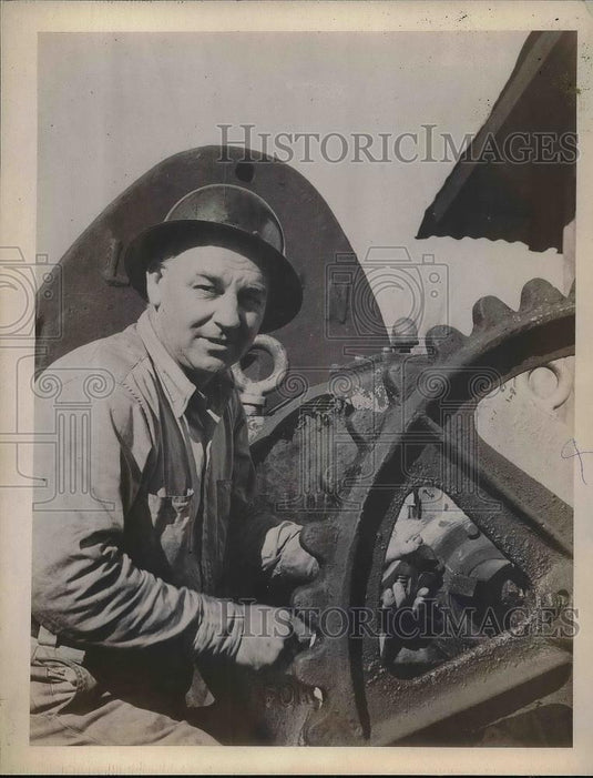 1945 Press Photo Carl F Moseley, Oil Well Pump Choctaw Field, Carter Oil Company - Historic Images
