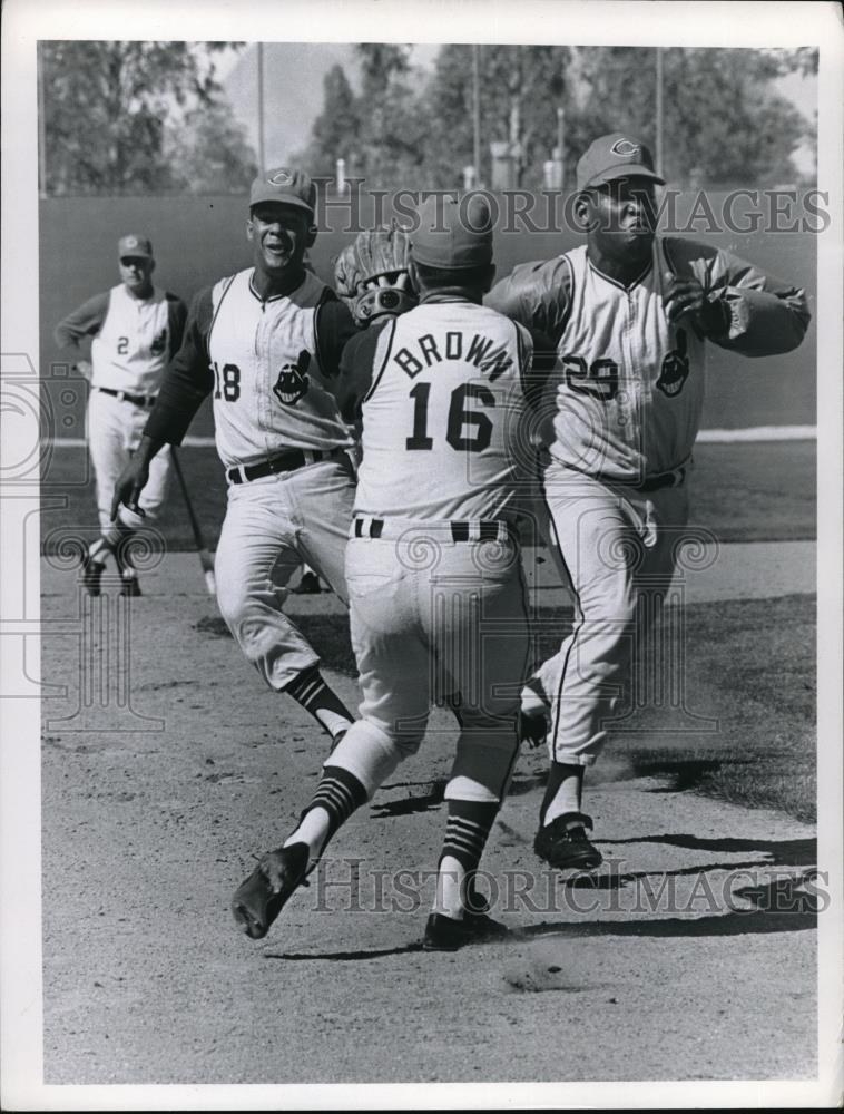 Press Photo Gus Gil Larry Brown Jose Vidal Cincinnati Reds MLB Baseball Players - Historic Images