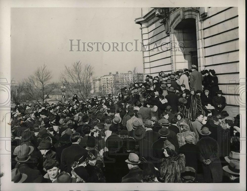 1949 Press Photo Protesting Pending British Aid Bill Crowd at Senate Office Buil - Historic Images