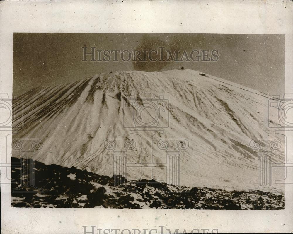 1932 Press Photo Smoke Rises From Volcano After Recent Snowfall - Historic Images