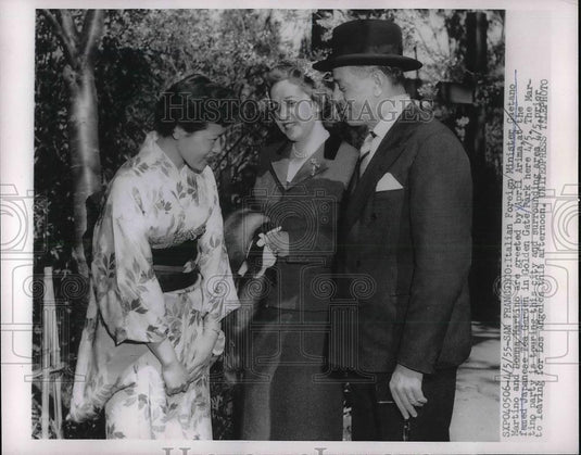 1955 Press Photo Minister Gaetano Martin & Donna Martino Greeted by April Arima - Historic Images