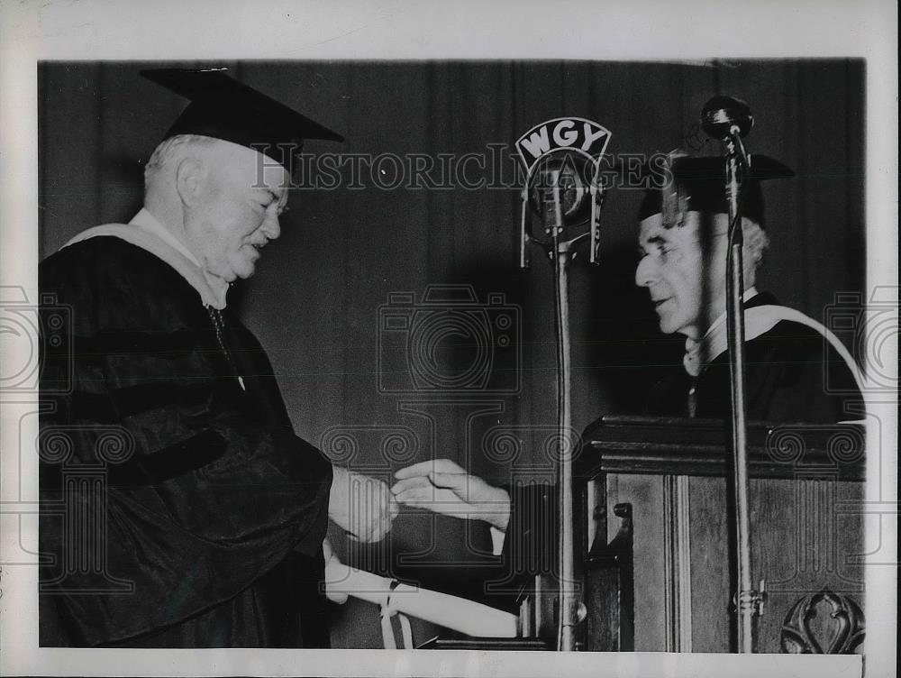 1945 Press Photo Ex-Pres. Herbert Hoover Gets Honorary Degree, Dr. John Ross Jr. - Historic Images