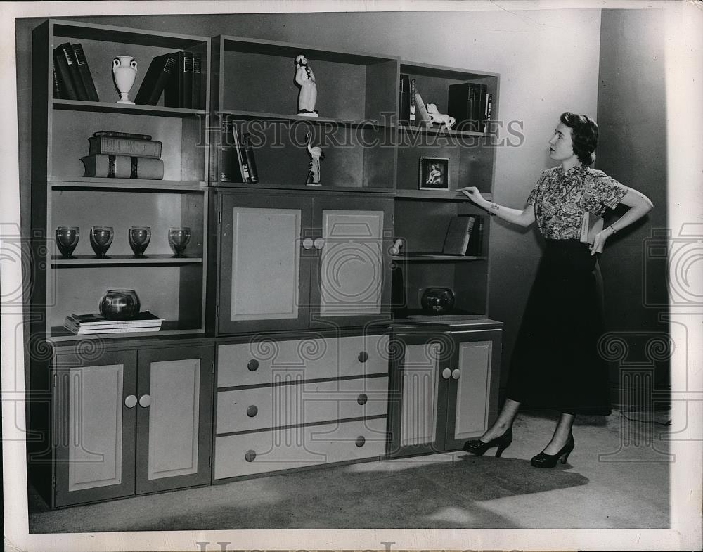 1950 Press Photo Emilie Anderson Looking At Arrangements At American Furniture - Historic Images