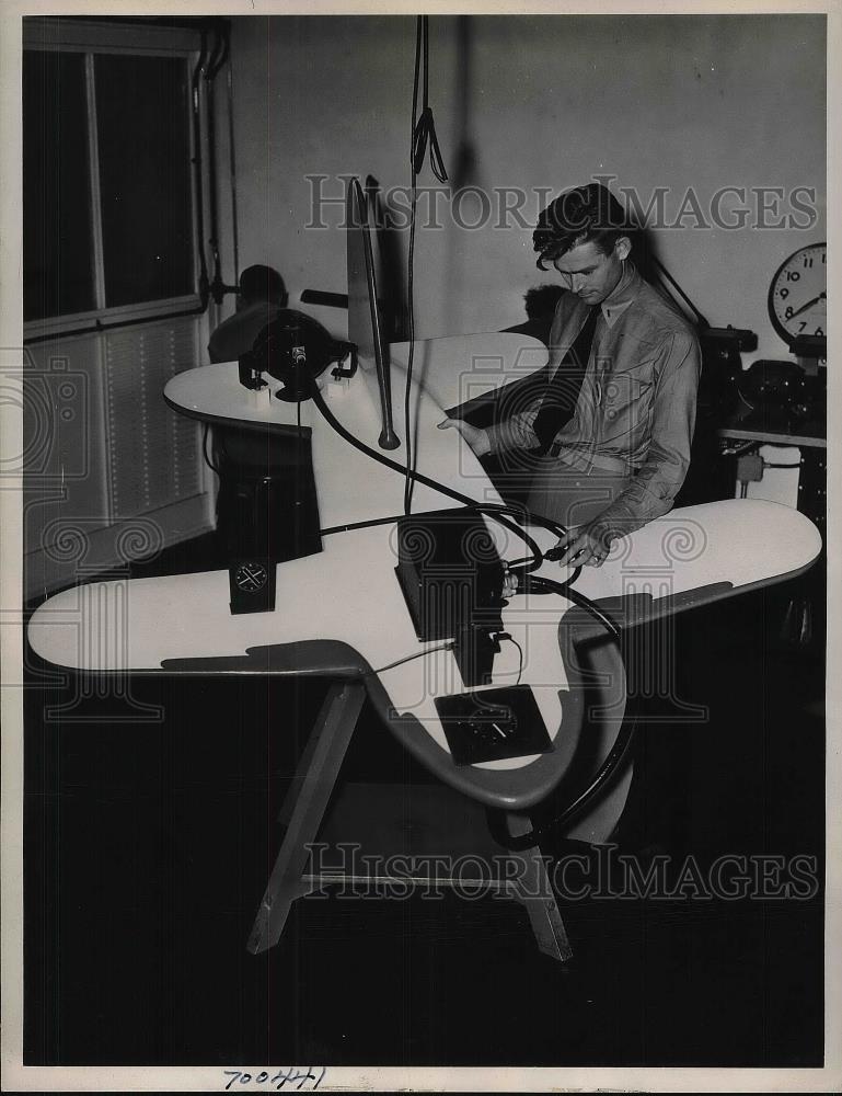 1943 Press Photo Lt. T.A.. Johnson Gyro Flux Gate - Historic Images