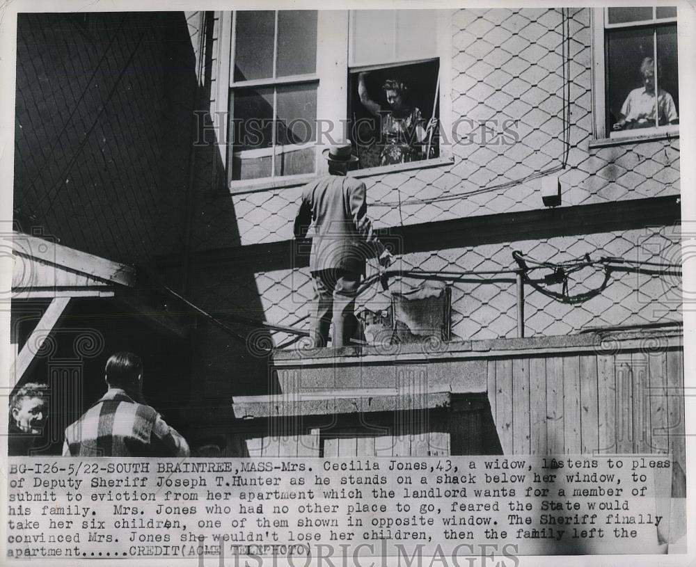 1950 Press Photo Mrs Cecilia Jones Listening to Sheriff She is Being Evicted - Historic Images