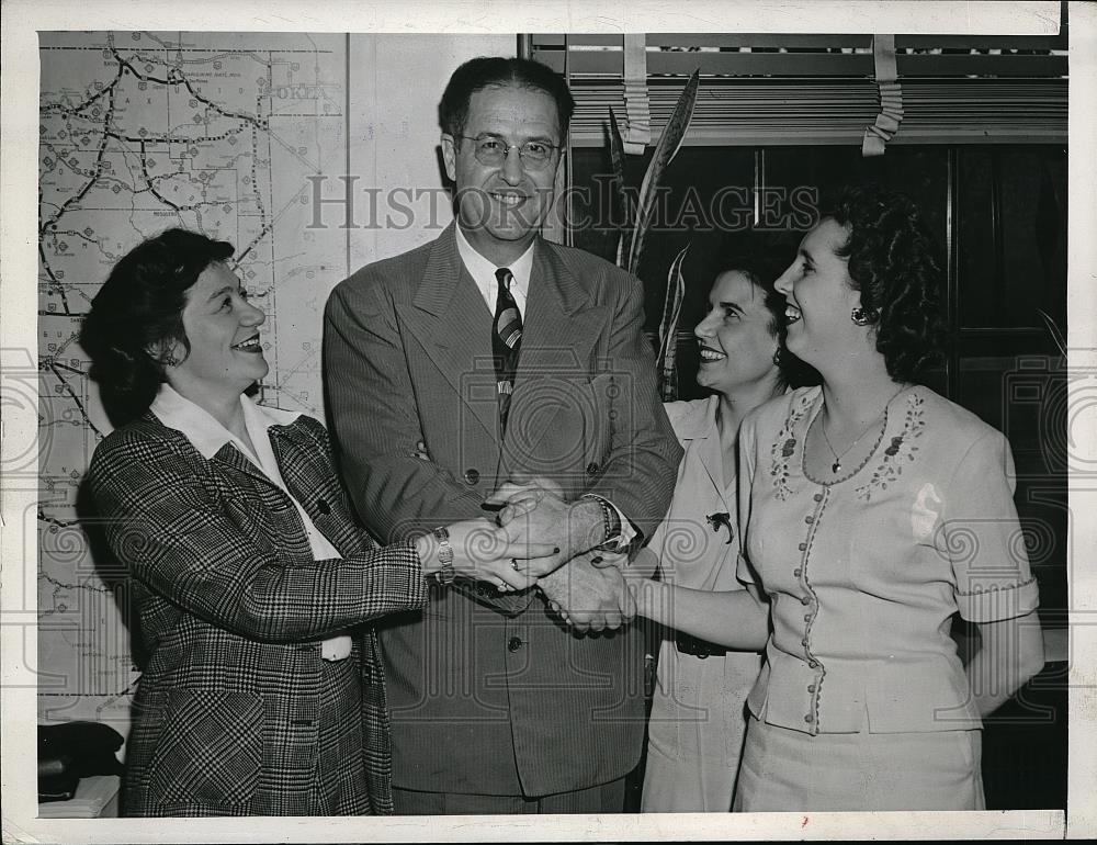 1945 Press Photo Sec. Of Agriculture Clinton Anderson,Miss Kay Cook,Rose Koenig - Historic Images