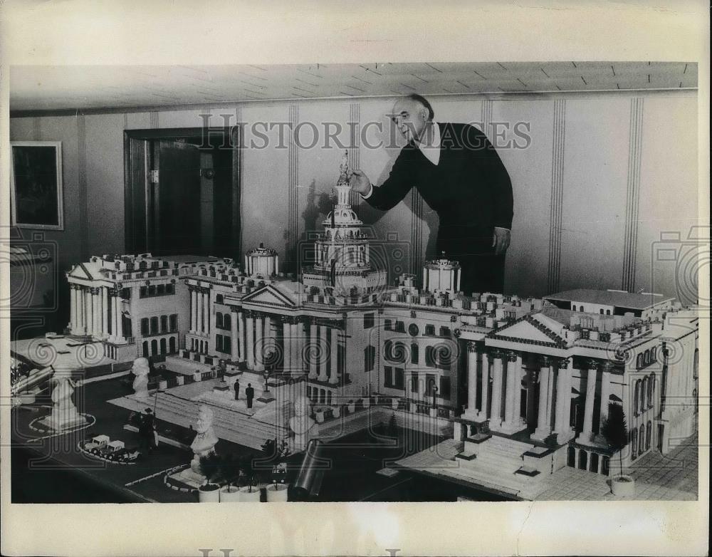 1976 Press Photo Bill Lochirco &amp; his model of Wash.D.C. US Capitol bldgs - Historic Images