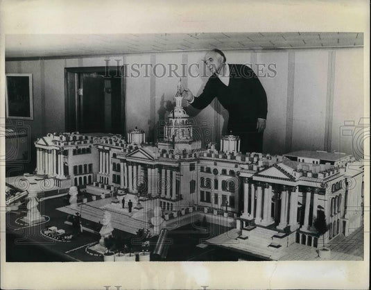 1976 Press Photo Bill Lochirco & his model of Wash.D.C. US Capitol bldgs - Historic Images