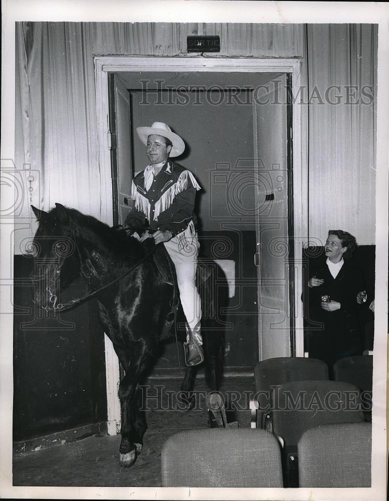 1956 Press Photo Cowboy Bandleader Marc Taylor Rides Horse Celtic Theater Paris - Historic Images