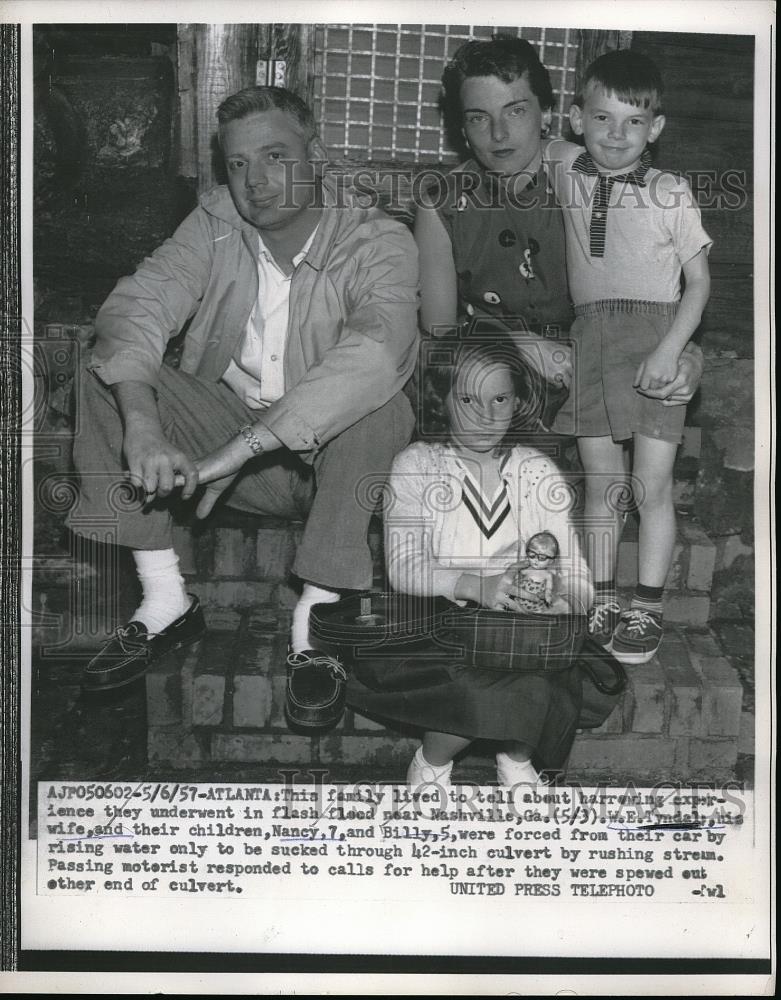 1957 Press Photo Flash Flood W.E. Lyndal wife and Children Nancy and Billy - Historic Images