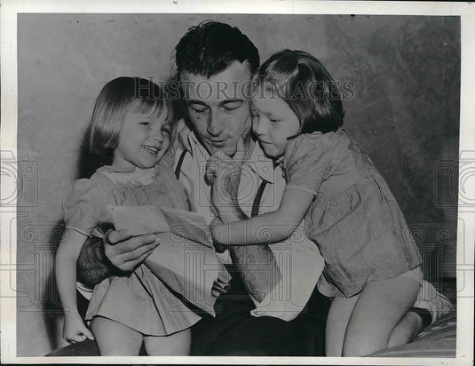 1943 Press Photo Pvt. Harry A. Barany W/Daughters Joan & Jane Looks At Furlough - Historic Images