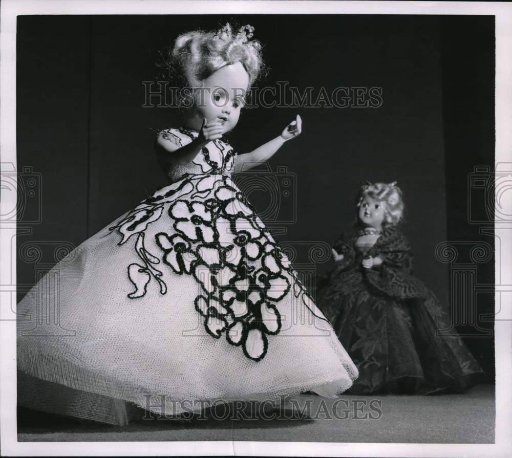 1954 Press Photo NYC, Dolls dressed in lace &amp; net by Intl Ladies Garment Workers - Historic Images