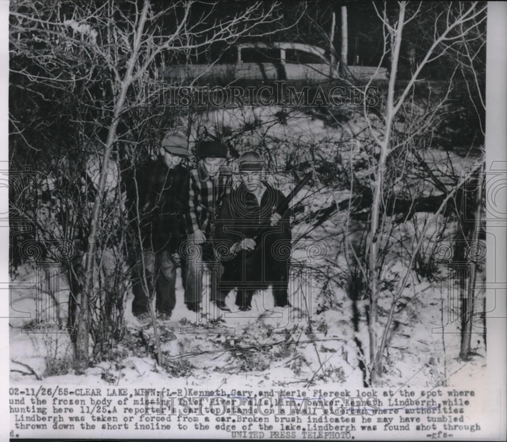 1955 Press Photo Kenneth Gary,Merle Fiereck &amp; Sheriff Look At Spot Where Frozen - Historic Images