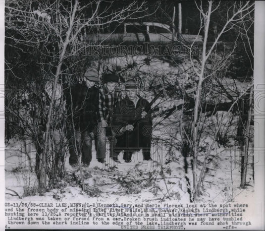 1955 Press Photo Kenneth Gary,Merle Fiereck & Sheriff Look At Spot Where Frozen - Historic Images