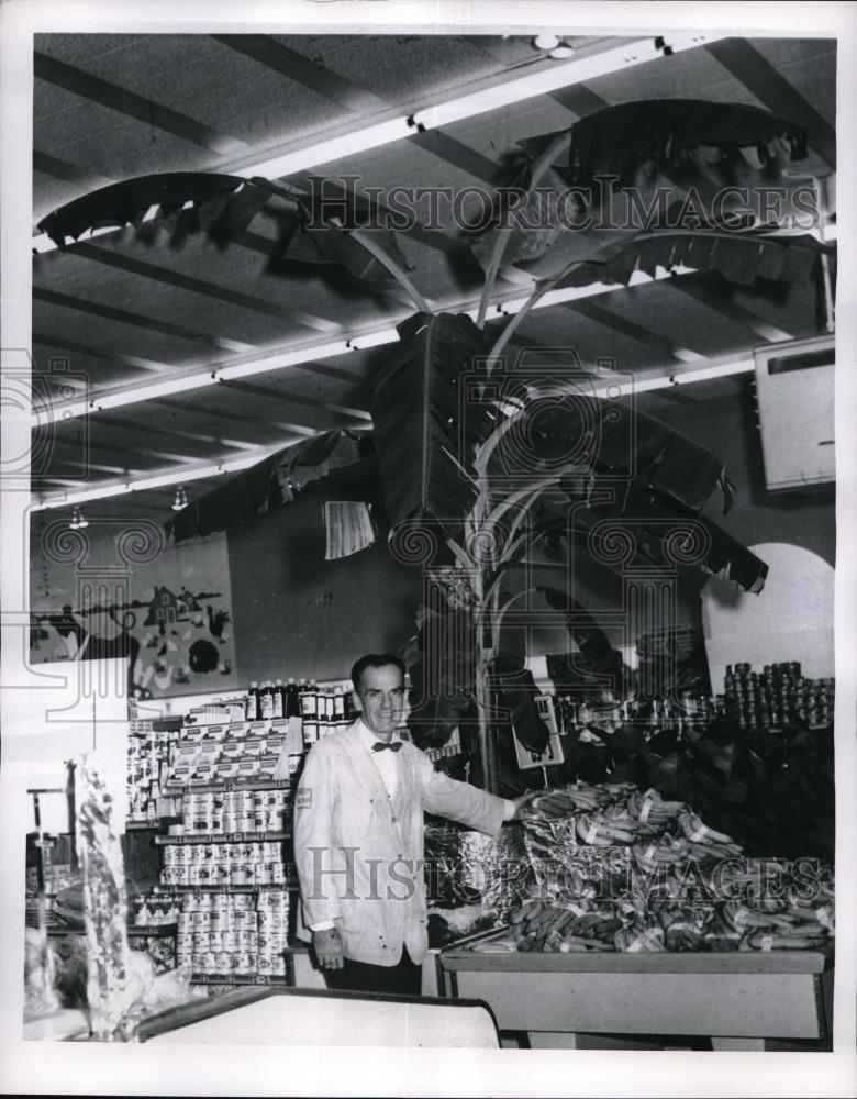 1959 Press Photo Ralph Harmon at his Cinn.O market with banana tree - Historic Images