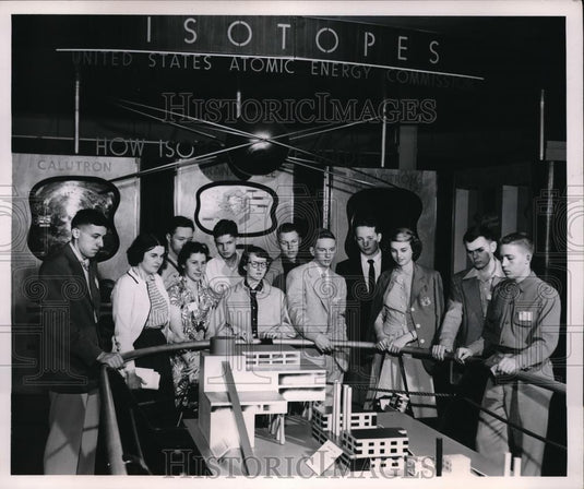 1953 Press Photo American Museum of Atomic Energy, ehiibits & students - Historic Images