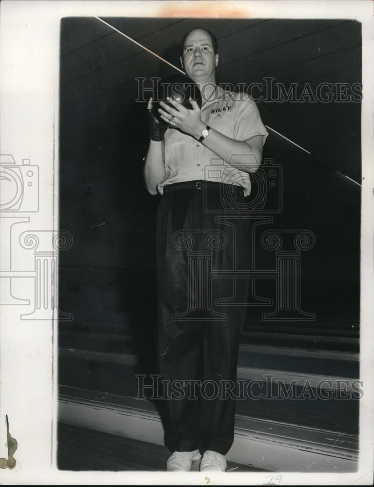 1966 Press Photo Bowler Billy Wadu demonstrates his style - Historic Images