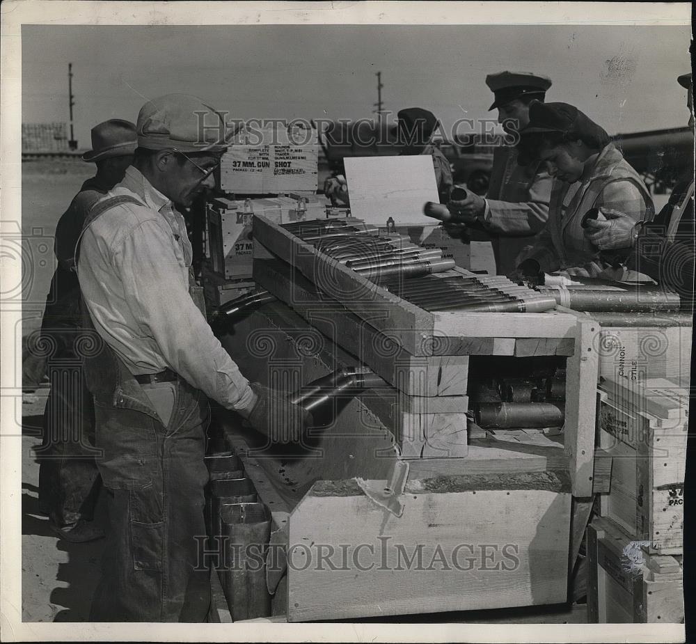 1946 Press Photo Crew breaking down obsolete ammunition - Historic Images