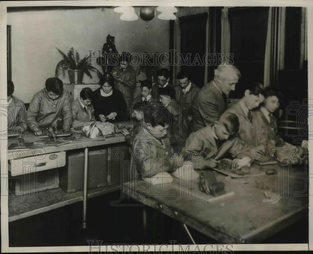 1930 Press Photo Leonard Craasske, Boston sculptor &amp; modeling class - neb46254 - Historic Images