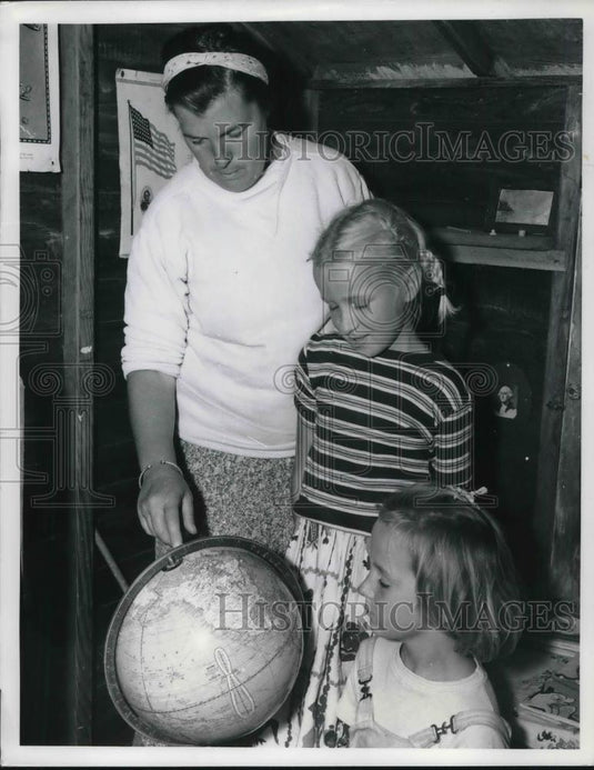 1940 Press Photo Mrs Herbert Lester & kids at San Miguel school with a globe - Historic Images