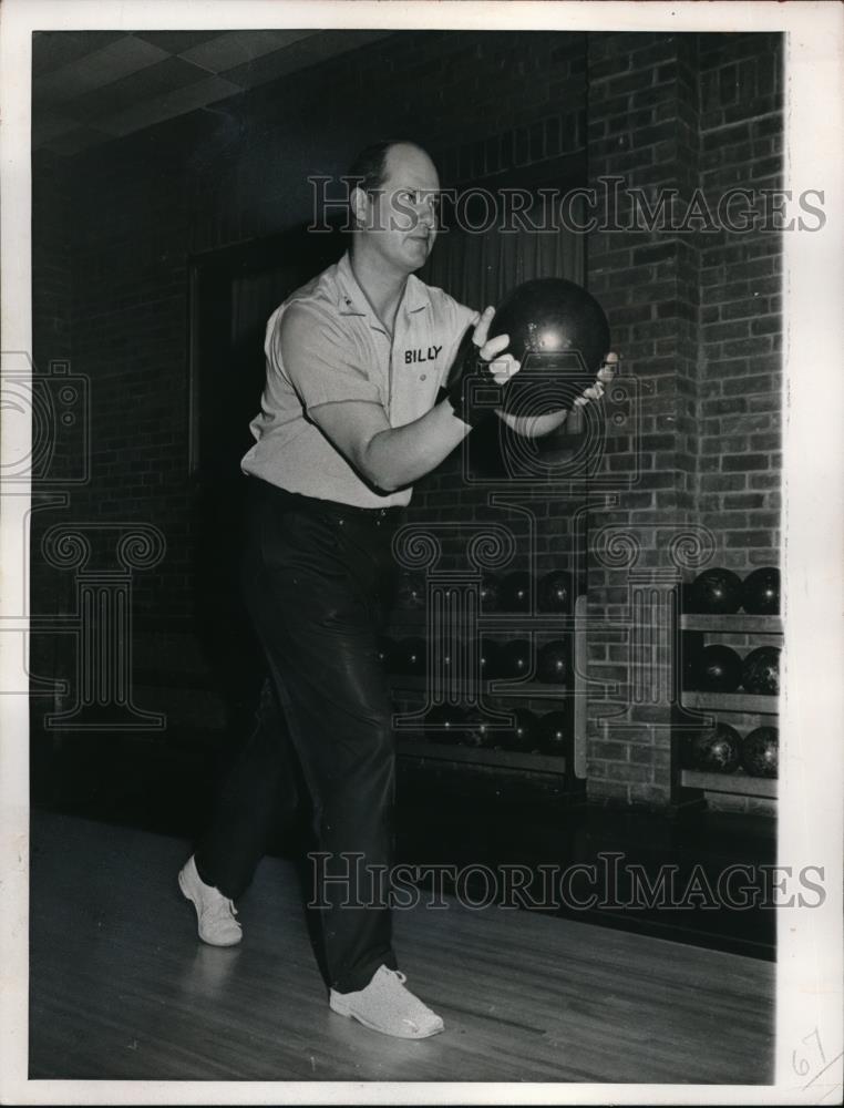 1966 Press Photo Bowling alley demonstration by Billy Wadu - Historic Images