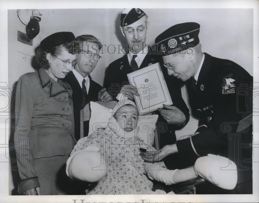 1950 Press Photo Des Plaines, Ill Robert Lee Mason gets Amer. Legion medal - Historic Images