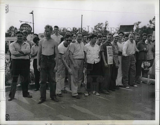1941 Press Photo Curtiss Propeller Plant Strikers Jeer Workers That Cross Picket - Historic Images