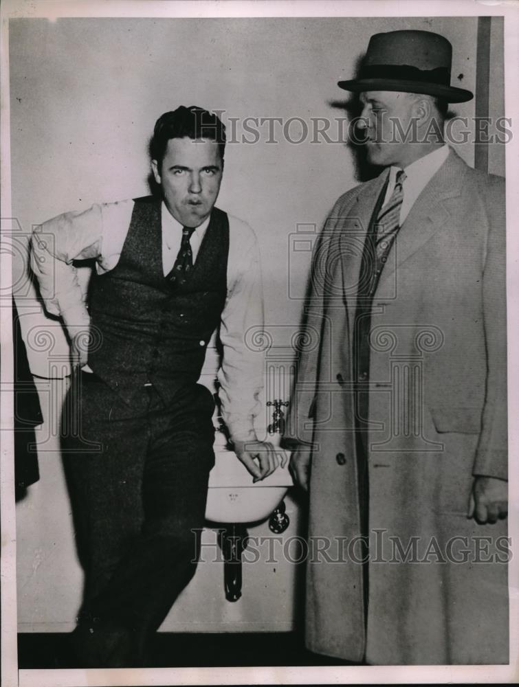 1935 Press Photo US Marshall John Murphy arrests Thomas E Murphy - Historic Images